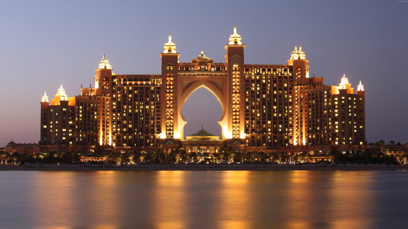 Ob Geschäftsreisende oder Privatkunden: Hotels werden von allen Schichten gebucht. Hier der riesige Hotelkomplex für Urlauber wie Geschäftsleute, das Atlantis auf der künstlichen Palm-Insel von Dubai.