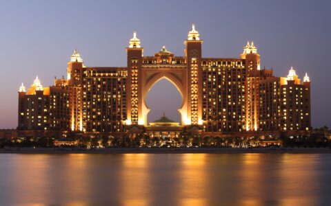 Ob Geschäftsreisende oder Privatkunden: Hotels werden von allen Schichten gebucht. Hier der riesige Hotelkomplex für Urlauber wie Geschäftsleute, das Atlantis auf der künstlichen Palm-Insel von Dubai.