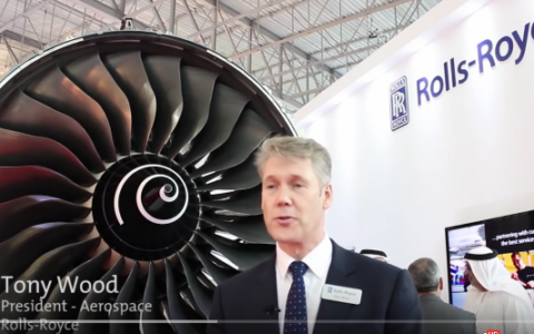 Der Schwerindustrie-Zwei von Rolls Royce ist rechtlich unabhängig vom klassischen Automobilbau, welcher zu BMW gehört. Hier Tony Wood der Chef des Flugzeugbau-Bereichs von Rolls Royce in einem Interview auf der Dubai Airshow 2015..