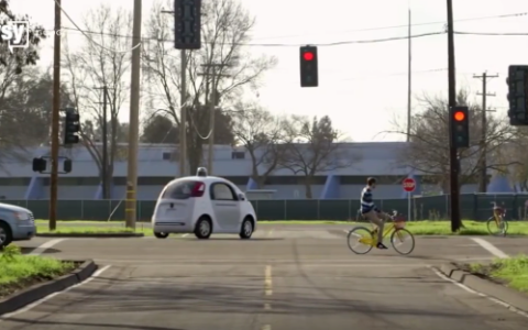 Ein solches selbstfahrendes Google Auto - Mitte im Verkehr - wurde nun von einem Polizisten aus dem Verkehr gezogen.