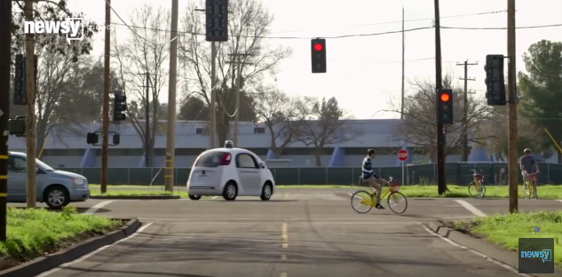 Ein solches selbstfahrendes Google Auto - Mitte im Verkehr - wurde nun von einem Polizisten aus dem Verkehr gezogen.