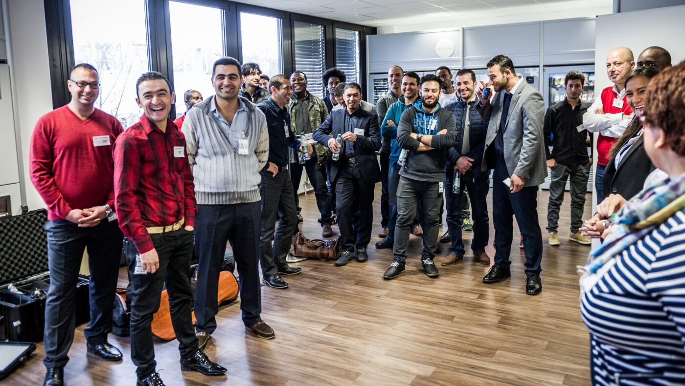 Die BMW Group unterstützt auch 500 Flüchtlinge bei der sozialen und beruflichen Integration. Hier ein Bild vom November 2015.