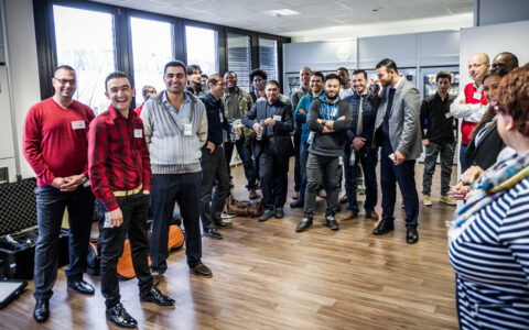 Die BMW Group unterstützt auch 500 Flüchtlinge bei der sozialen und beruflichen Integration. Hier ein Bild vom November 2015.