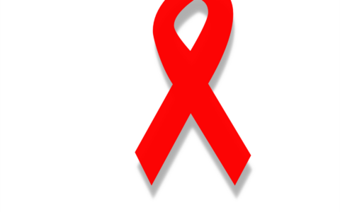 Diese Schleife gilt als Symbol für den Kampf gegen HIV und AIDS. Sie sagt: Wir lassen euch nicht alleine.