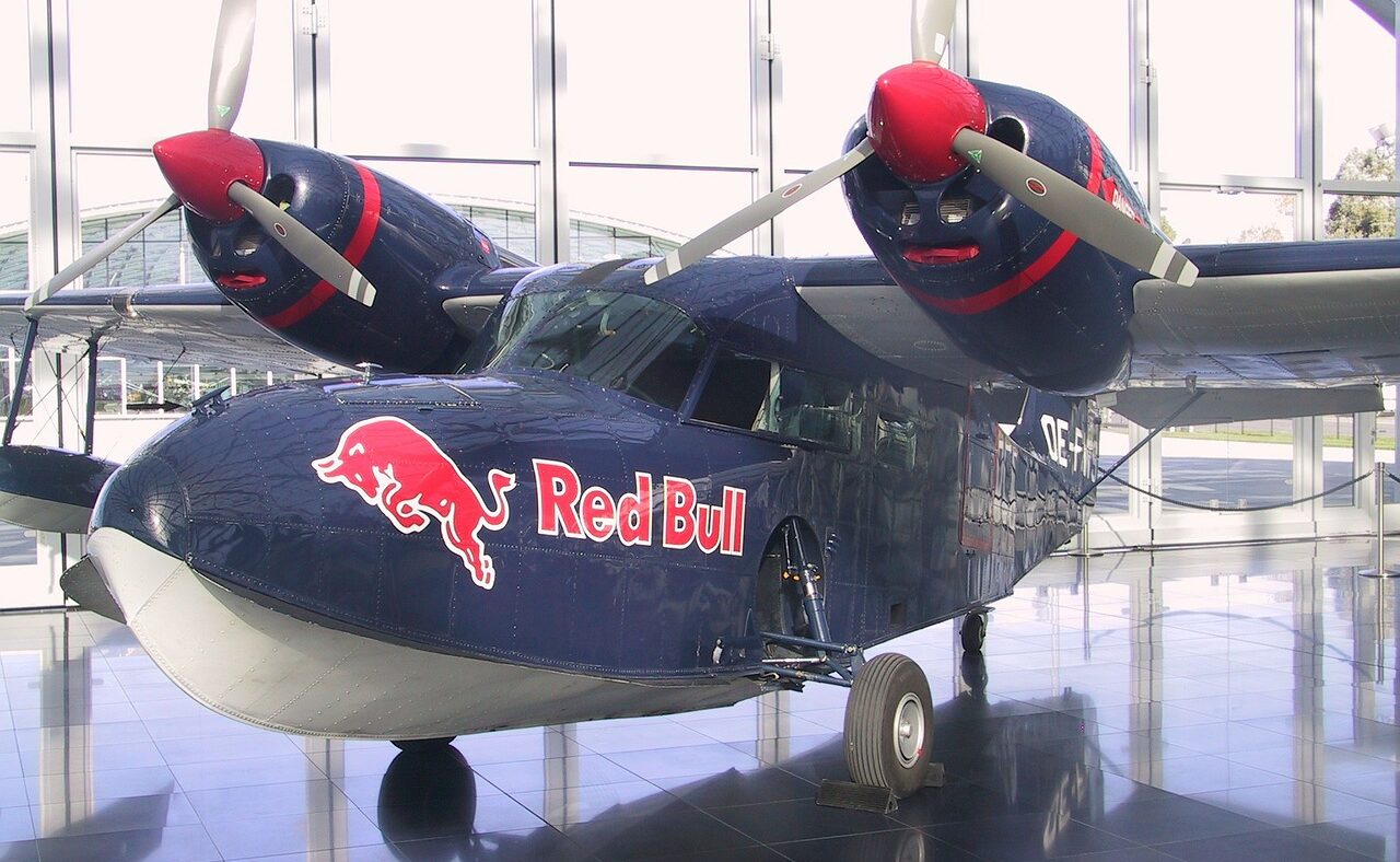Sport gehört zu Red Bulls Marketingstrategie seit vielen Jahren. Das Flugzeug, in dem jetzt ein Red Bull-Weltmeister umkam, entspricht aber nicht dem hier abgebildeten Typ.