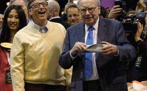 Bill Gates (links) mit Star-Investor Warren Buffet. Beide engagieren sich für eine bessere Welt seit Jahren und mit vielen Milliarden Euro.