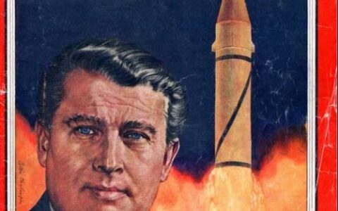 Zierte 1958 sogar das Time-Magazin: Der deutsche Raketenwissenschaftler der Nationalsozialisten, Wernher von Braun. Heute findet man in den Besucherräumen der Touristen auf Cape Canaveral in Florida fast nirgendwo mehr Andenken an die führenden Wissenschafter des amerikanischen Raketenbauprogramms, ohne die es keine Astronauten geben würde. Dafür wird ein Kult rund um die Menschen gemacht, die Menschen wie von Braun zum Mond schickten - beispielsweise um Neil Armstrong. Er ging als erster Mensch auf dem Mond in die Geschichte ein.