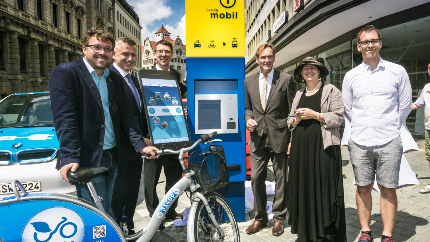 Vor der Ladestation am Rathaus: OBM Burkhard Jung; Bürgermeisterin für Stadtentwicklung und Bau Dorothee Dubrau; Niederlassungsleiter teilAuto Manuel Emmelmann; Sprecher der LVB-Geschäftsführung Ulf Middelberg; Sprecher der LVV-Geschäftsführung Prof. Dr. Norbert Menke;