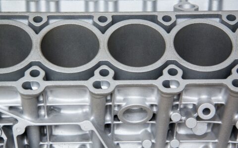 Leichtmetalle werden nicht nur für Karosserien benötigt, sondern auch - wie hier - für Kurbelwellen in Autos.