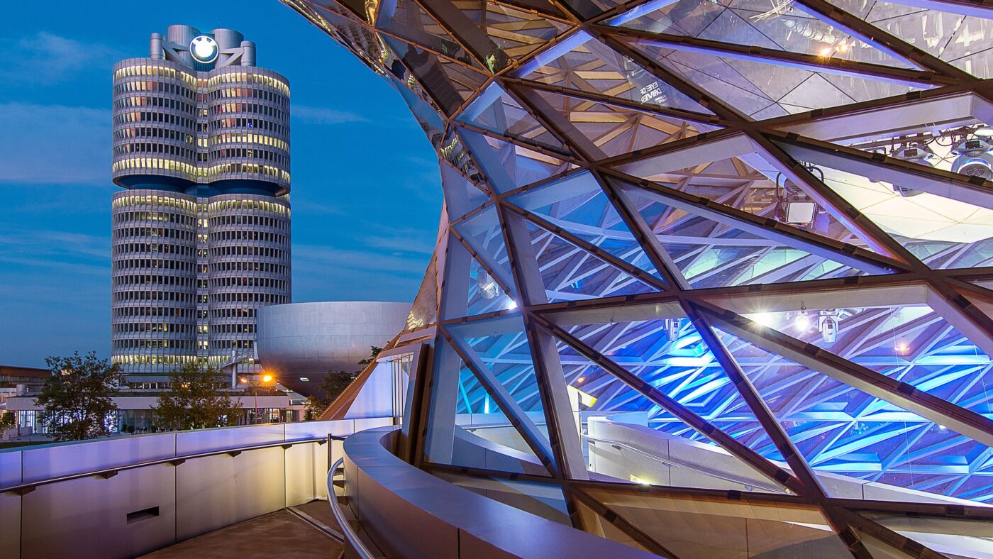 In BMWs soll künftig über Gesten auf Bildschirmen gesteuert werden.