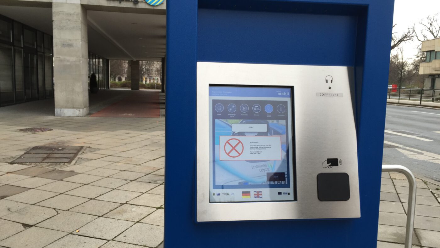 Leipzig Mobil - Das Terminal vor den Radisson Blu Hotel am Augustus Platz zeigt nach drei Versuchen einen technischen Fehler.