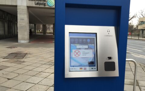 Leipzig Mobil - Das Terminal vor den Radisson Blu Hotel am Augustus Platz zeigt nach drei Versuchen einen technischen Fehler.