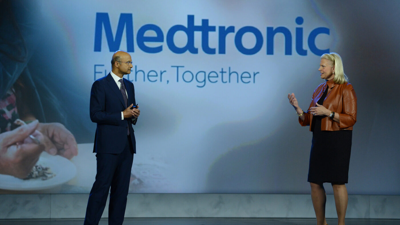 IBM CEO Ginni Rometti im Gespräch mit Medtronic CEO Omar Ishrack auf der Consumer Electronics Show in Las Vegas.