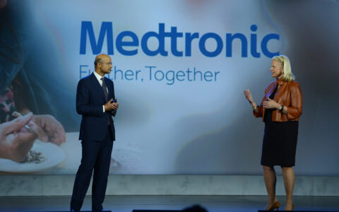 IBM CEO Ginni Rometti im Gespräch mit Medtronic CEO Omar Ishrack auf der Consumer Electronics Show in Las Vegas.