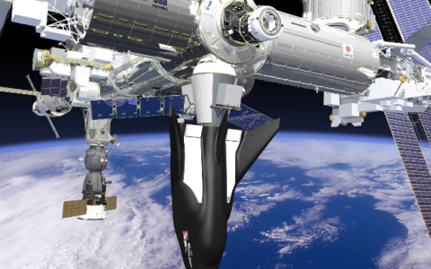 Künstlerisches Konzept der Sierra Nevada Corporation zum SNC Dream Chaser, welcher an die ISS andockt.