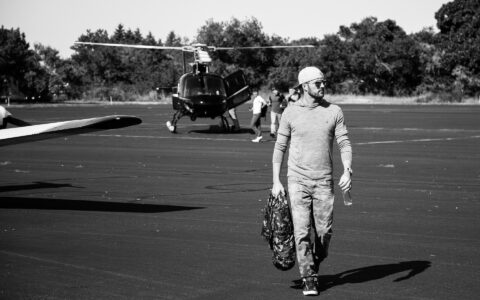 Hat was cooles: Im privaten Heli einfliegen. Hier auf einem Flugplatz in den Hamptons nördlich von New York City.