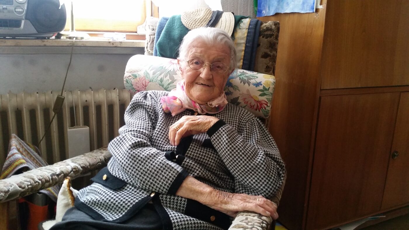 Noch allein lebende 103-Jährige Deutsche aus Süddeutschland im Mai 2015. Im Oktober wurde sie 104.