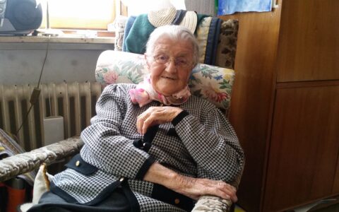 Noch allein lebende 103-Jährige Deutsche aus Süddeutschland im Mai 2015. Im Oktober wurde sie 104.