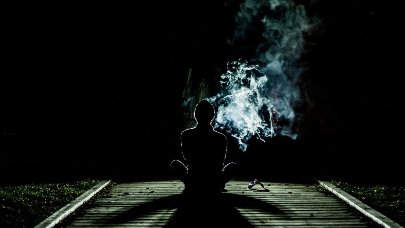 Neben Legal Highs wird auch Chrystel Meth geraucht. Beide Drogen sind Gifte, die für Stunden betäuben aber zu erheblichen Gesundheitsschäden führen.