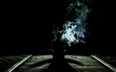 Neben Legal Highs wird auch Chrystel Meth geraucht. Beide Drogen sind Gifte, die für Stunden betäuben aber zu erheblichen Gesundheitsschäden führen.