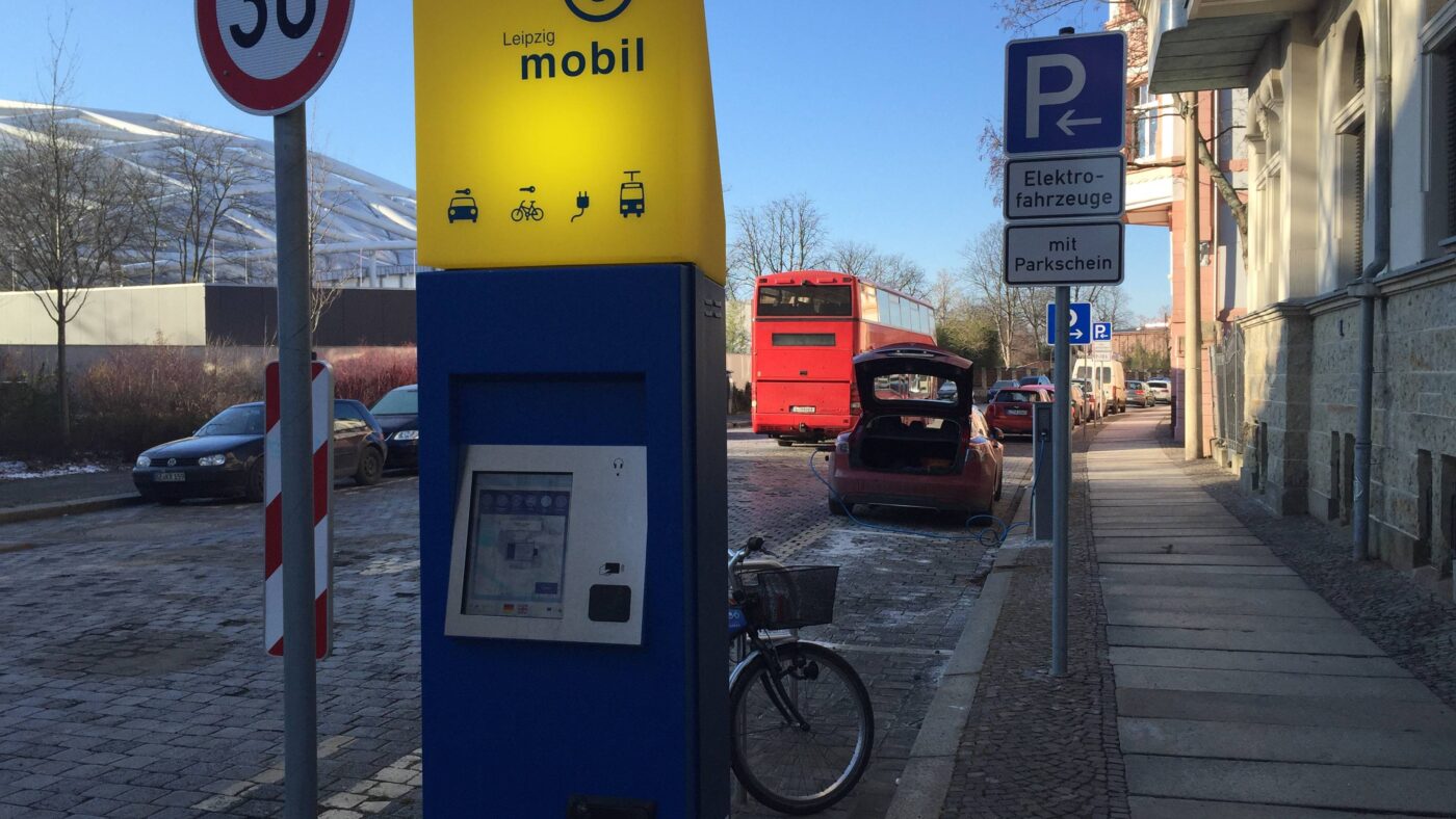 Leipzig Mobil - das erste mal erfolgreich E-Auto geladen am Leipziger Zoo, Ecke Straße Kickerlingsberg