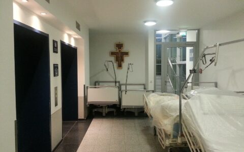 Niemand, der im Krankenhaus eine komplizierte Operation oder Behandlung hat, möchte darüber im Internet lesen. Das wissen auch kriminelle Hacker und erpressen Krankenhäuser.