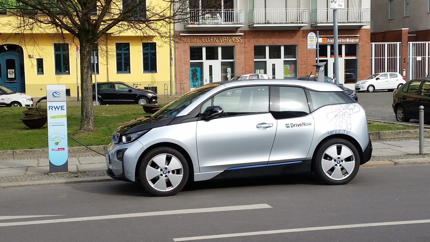 Der härteste Model 3-Konkurrent in Deutschland ist BMWs preisgekröntes Elektroauto BMW i3. Hier steht eines an einer Strom-Zapfsäule nähe dem Berliner Krankenhaus Charité.