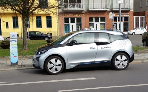Der härteste Model 3-Konkurrent in Deutschland ist BMWs preisgekröntes Elektroauto BMW i3. Hier steht eines an einer Strom-Zapfsäule nähe dem Berliner Krankenhaus Charité.
