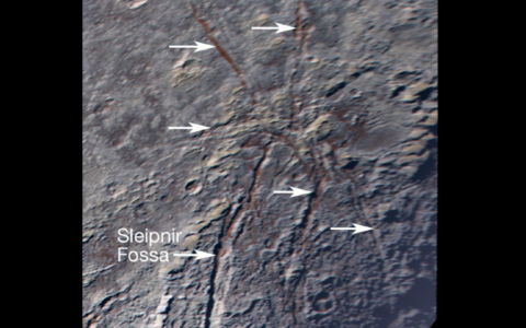 Das Foto von der NASA zeigt es klar: Auf Pluto gibt es eine Riesenspinne. Doch wie das Teil in den Boden kam, ist bislang unklar.