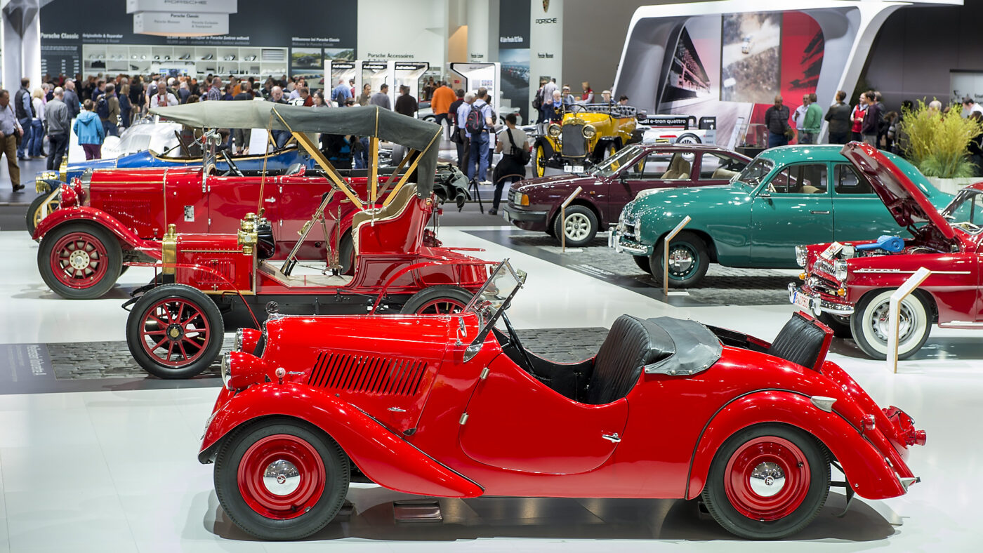 Ob Rennwagen oder alte bürgerliche Cabrios: Für jeden ist auf der Techno-Classica was dabei.