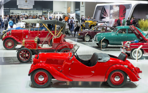 Ob Rennwagen oder alte bürgerliche Cabrios: Für jeden ist auf der Techno-Classica was dabei.