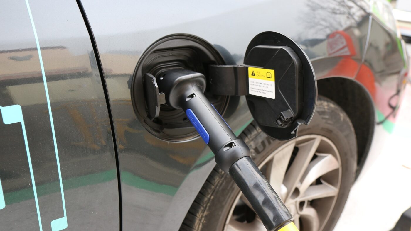 BMW rüstet bei seinem Elektroauto BMW i3 auf und steigert die Reichweite auf 300 Kilometer.