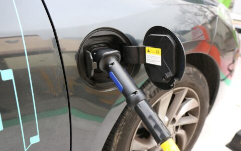 BMW rüstet bei seinem Elektroauto BMW i3 auf und steigert die Reichweite auf 300 Kilometer.