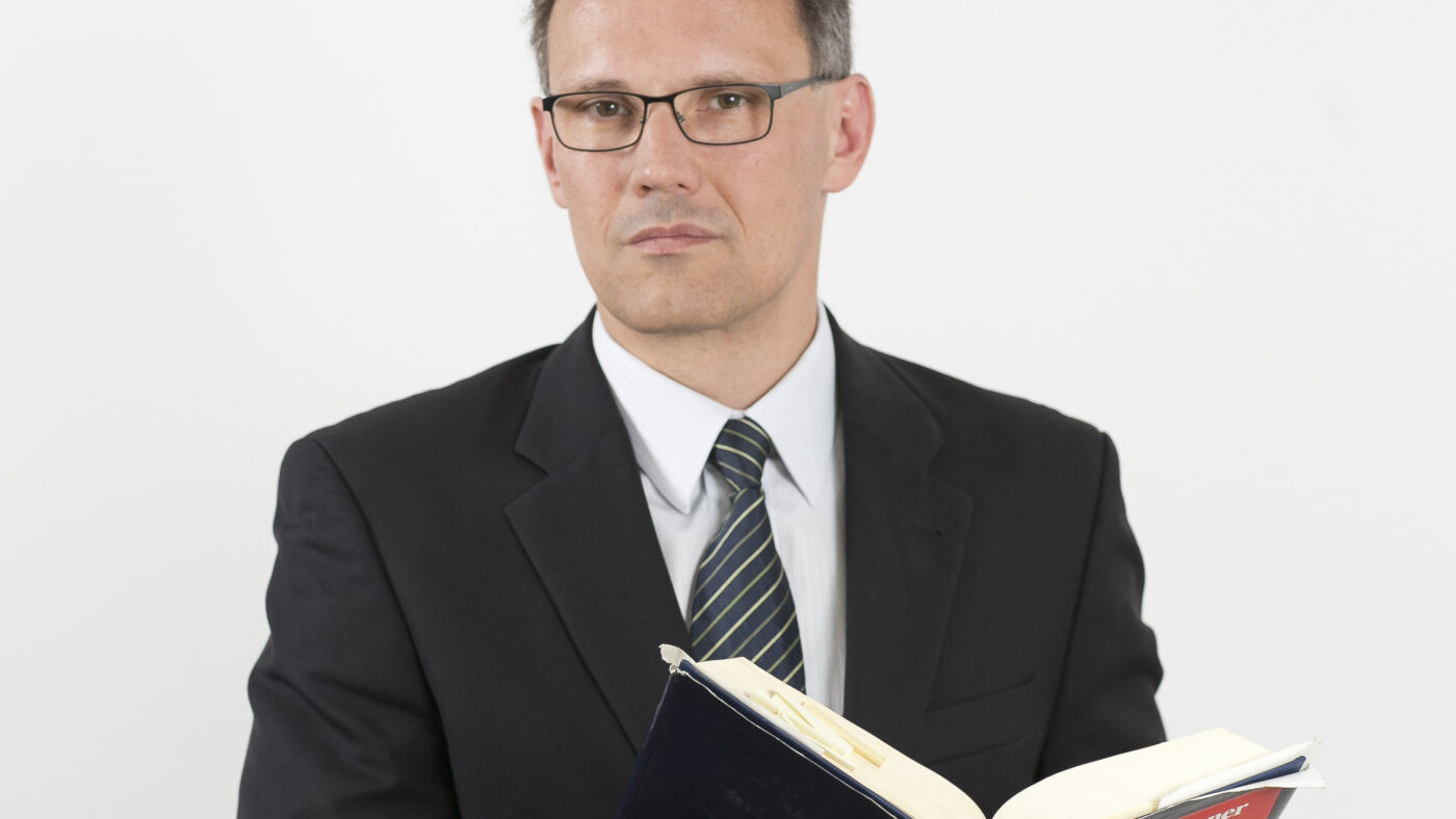 Der Dresdener Anwalt Peter Manthey gilt als versierter Strafrechtler und kennt kennt sich auch mit Problemen von Internet-Unternehmen sehr gut aus.