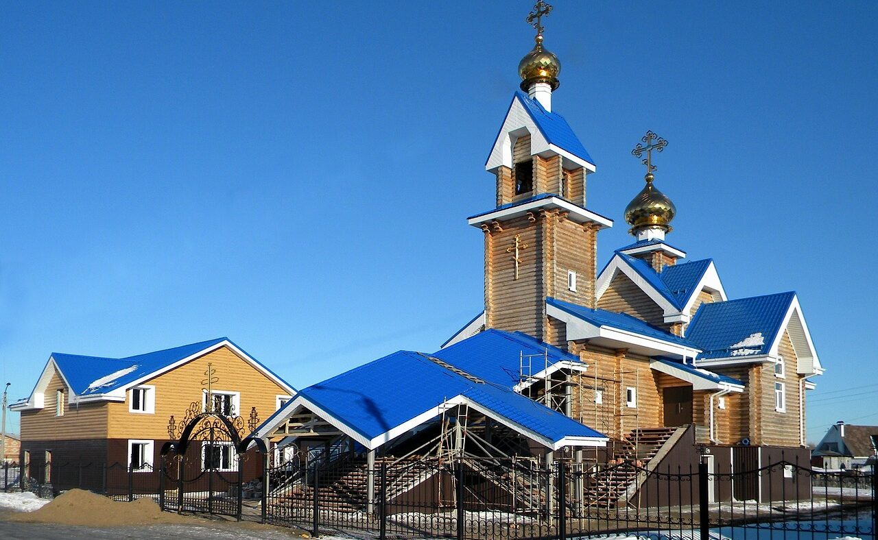 Russland ist für seine schönen Holzkirchen berühmt.