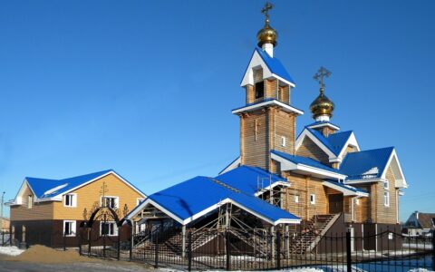 Russland ist für seine schönen Holzkirchen berühmt.