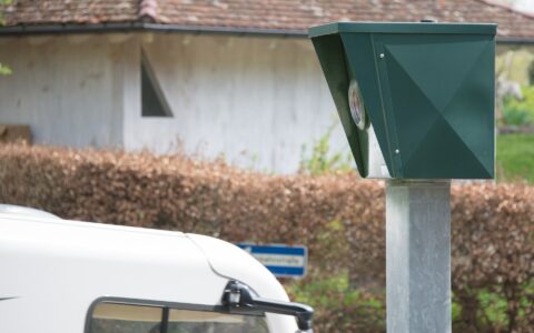 Ist das verfassungskonform? Jedes Auto wird mit seinem Kennzeichen an Autobahnen künftig gescannt.