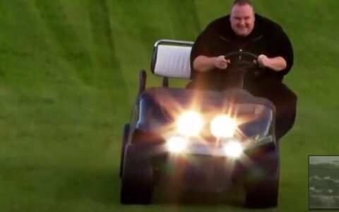 Kim Dotcom in Action auf seinem Parkgelände in Neuseeland. Hier aus einem Video von Spiegel TV vor drei Jahren.