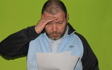 Im Schnitt muss jeder dritte Verbraucher trotz Anti-Abzock-Gesetz immer noch fast 900 Euro netto an einen Abmahnanwält überzahlen. Eine Gesetzeslücke macht es möglich.