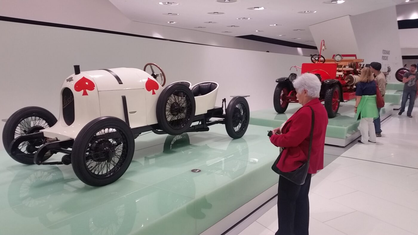 Seit 130 Jahren bauen deutsche Autokonzerne Autos mit Benzin oder Diesel. Hier ein altes Benziner-Gefährt im Porsche-Museum in Stuttgart.