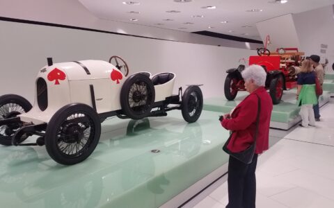 Seit 130 Jahren bauen deutsche Autokonzerne Autos mit Benzin oder Diesel. Hier ein altes Benziner-Gefährt im Porsche-Museum in Stuttgart.