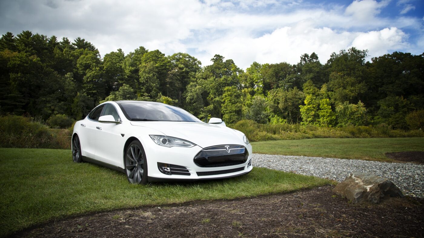 Sieht schick aus, aber verlangt nach menschlicher Kontrolle trotz Autopilot: Der Tesla aus den USA.