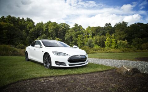 Sieht schick aus, aber verlangt nach menschlicher Kontrolle trotz Autopilot: Der Tesla aus den USA.