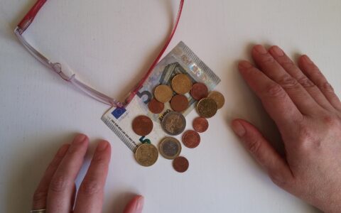 Millionen Deutsche sind von der staatlichen Grundsicherung Hartz IV abhängig. (Bild: pixabay.com / CC0 Public Domain)