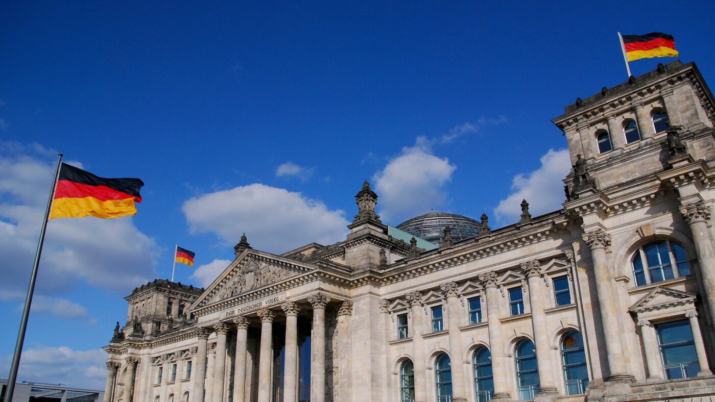 Skandal erster Güte in Berlin: CDU, CSU und SPD weigern sich Edward Snowden im NSA-Skandal anzuhören und verstoßen gegen ein Gerichtsurteil des Bundesgerichtshofs.
