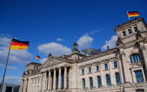 Skandal erster Güte in Berlin: CDU, CSU und SPD weigern sich Edward Snowden im NSA-Skandal anzuhören und verstoßen gegen ein Gerichtsurteil des Bundesgerichtshofs.
