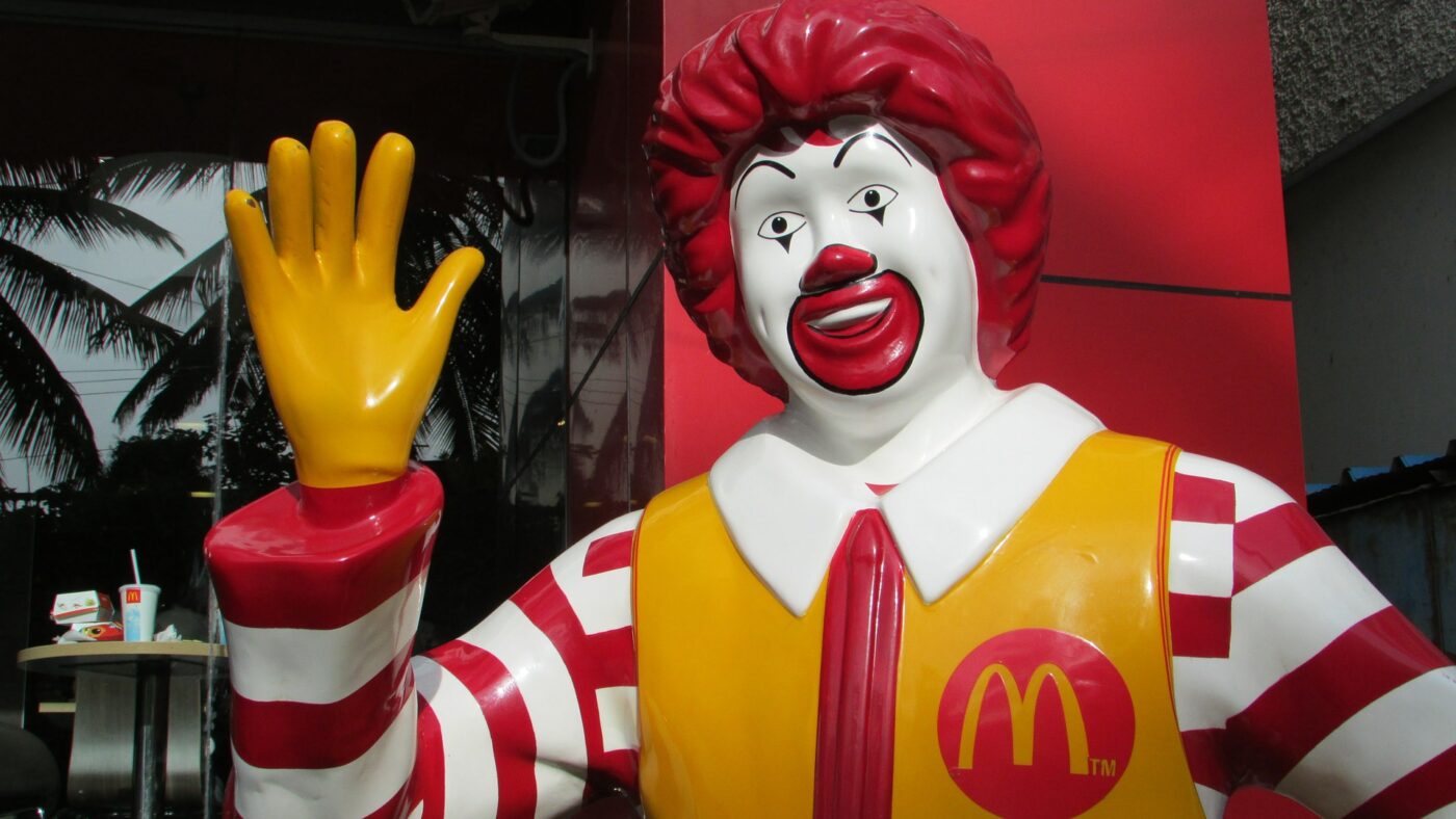Kein Grund mehr auf lustiges Winken? McDonald’s scheint in China nicht so recht glücklich zu werden, verkauft jetzt die Mehrheit. (Bild: pixabay.com /McDonald’s)