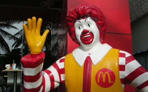 Kein Grund mehr auf lustiges Winken? McDonald’s scheint in China nicht so recht glücklich zu werden, verkauft jetzt die Mehrheit. (Bild: pixabay.com /McDonald’s)