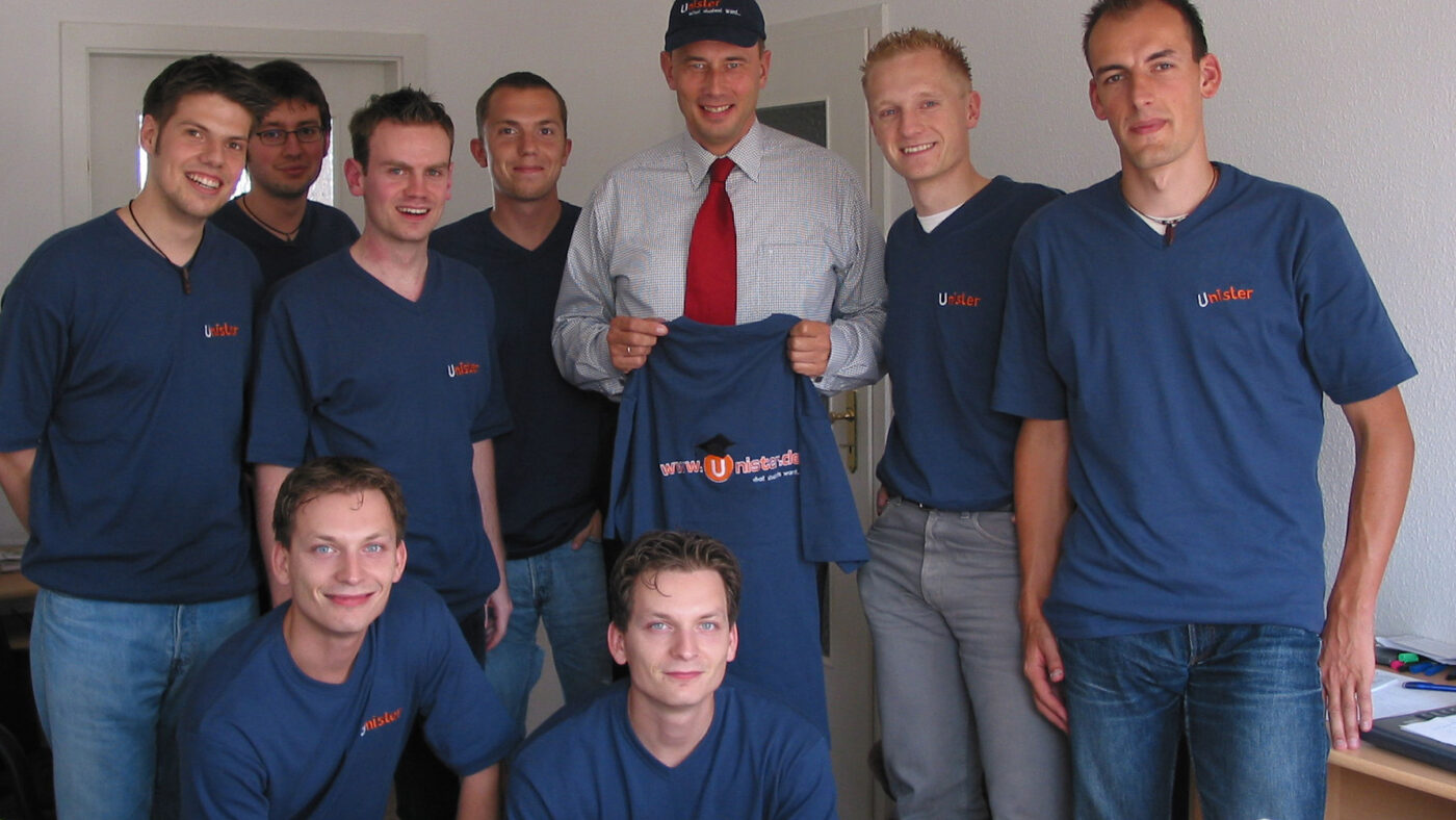 Da war die Welt noch in Ordnung: Das Foto zeigt die Unister-Gründer in den Jahren 2004 oder 2005 in Leipzig mit Dr. Wolfang Tiefensee, damals Oberbürgermeister von Leipzig. Links neben ihm Thomas Wagner, davor kniend seine Jugendfreunde Oliver Schilling (links; ebenfalls im Flugzeugabsturz ums Leben gekommen), sowie Christian Schilling (arbeitet noch bei Unister). Der zweite von rechts ist Daniel Kirchhof. (Bild: Presse)