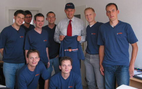 Da war die Welt noch in Ordnung: Das Foto zeigt die Unister-Gründer in den Jahren 2004 oder 2005 in Leipzig mit Dr. Wolfang Tiefensee, damals Oberbürgermeister von Leipzig. Links neben ihm Thomas Wagner, davor kniend seine Jugendfreunde Oliver Schilling (links; ebenfalls im Flugzeugabsturz ums Leben gekommen), sowie Christian Schilling (arbeitet noch bei Unister). Der zweite von rechts ist Daniel Kirchhof. (Bild: Presse)